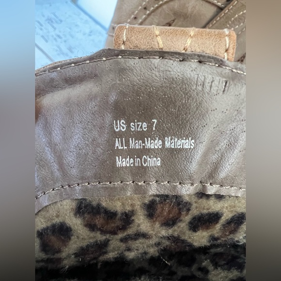 VERY VOLATILE Tan & Gold Markie Western Bootie - Picture 8 of 8